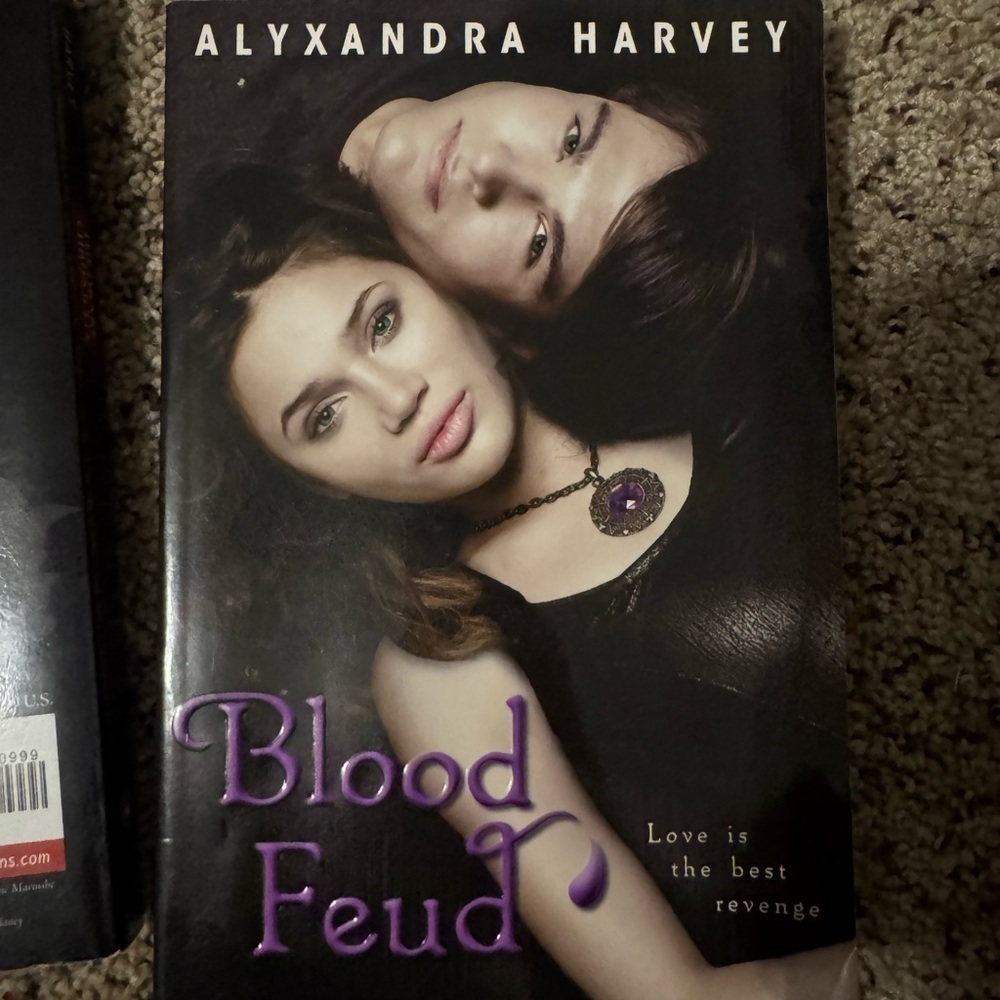 Alyxandra Harvey Vampire Book Set - Hearts at Stake & Blood Feud - Picture 5 of 8